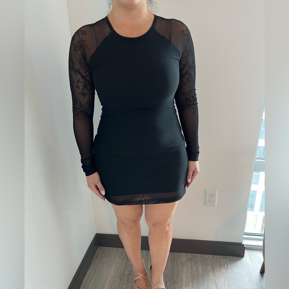 Elegant Long-Sleeve Lined Black Dress Size M